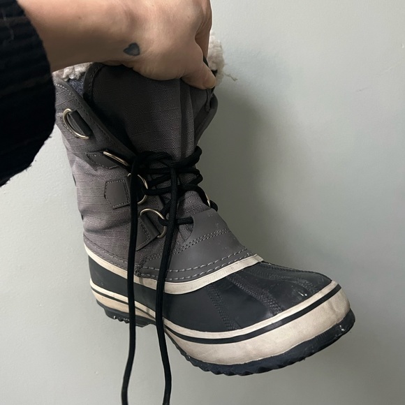 Sorel barely worn grey boots - Picture 2 of 3